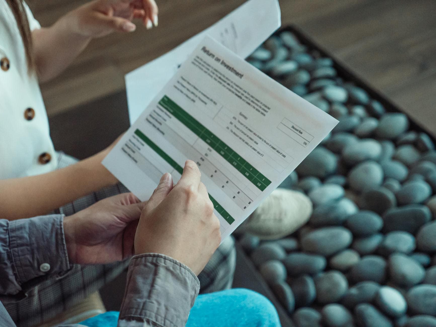 Explain how to calculate ROI and annualized ROI for small business investments — Complete Guide